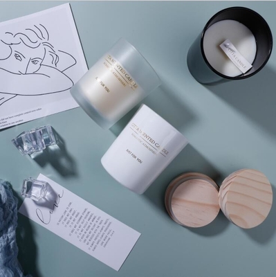 Aroma Home เทียนถั่วเหลืองสีดำและสีขาวแบบกำหนดเองพร้อมฝาไม้